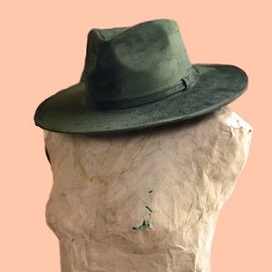 Gorgeous velvety faux suede hat. Stiff brim so no worries of it getting crushed.